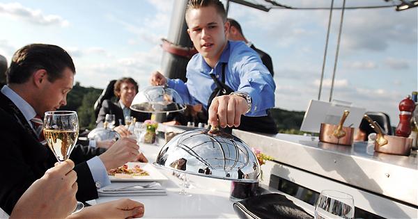 Dinner in the sky - 离地50公尺空中餐厅