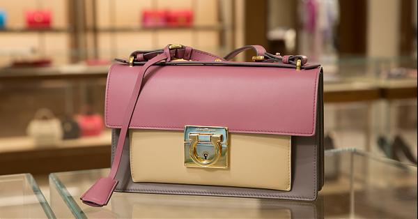 百搭好品味  SALVATORE FERRAGAMO  Gancio Lock Story锁扣包