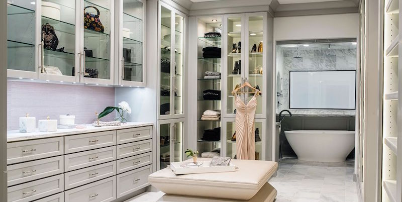 豪宅必备的衣帽间　可以当更衣室的「步入式衣柜」到底是什麼？有什麼优点？