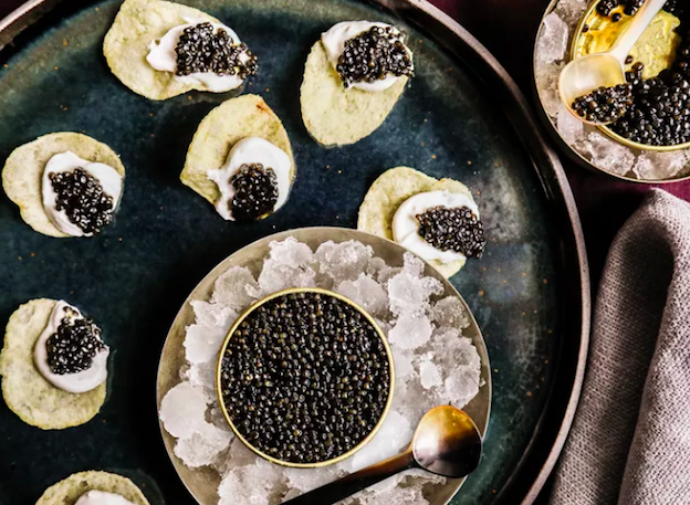 吃鱼子酱原来要用这种汤匙！一次搞懂「黑色黄金」鱼子酱等级、吃法、禁忌与功效