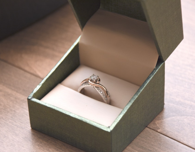 买钻戒别再只知道爪镶 十种钻石镶嵌方式让你买到心目中的理想钻戒