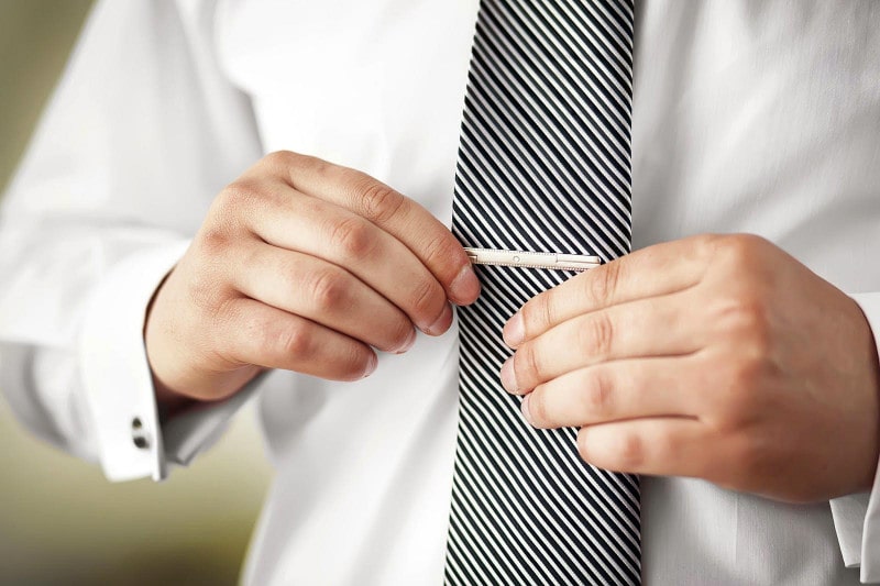 你夾對位置了嗎？跟著英國紳士學如何正確領帶夾用法