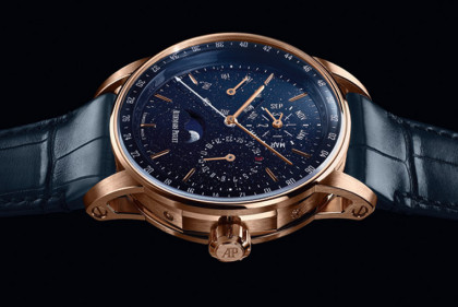 CODE 1159萬年曆有砂金石面盤,顏值完全不輸皇家橡樹萬年曆