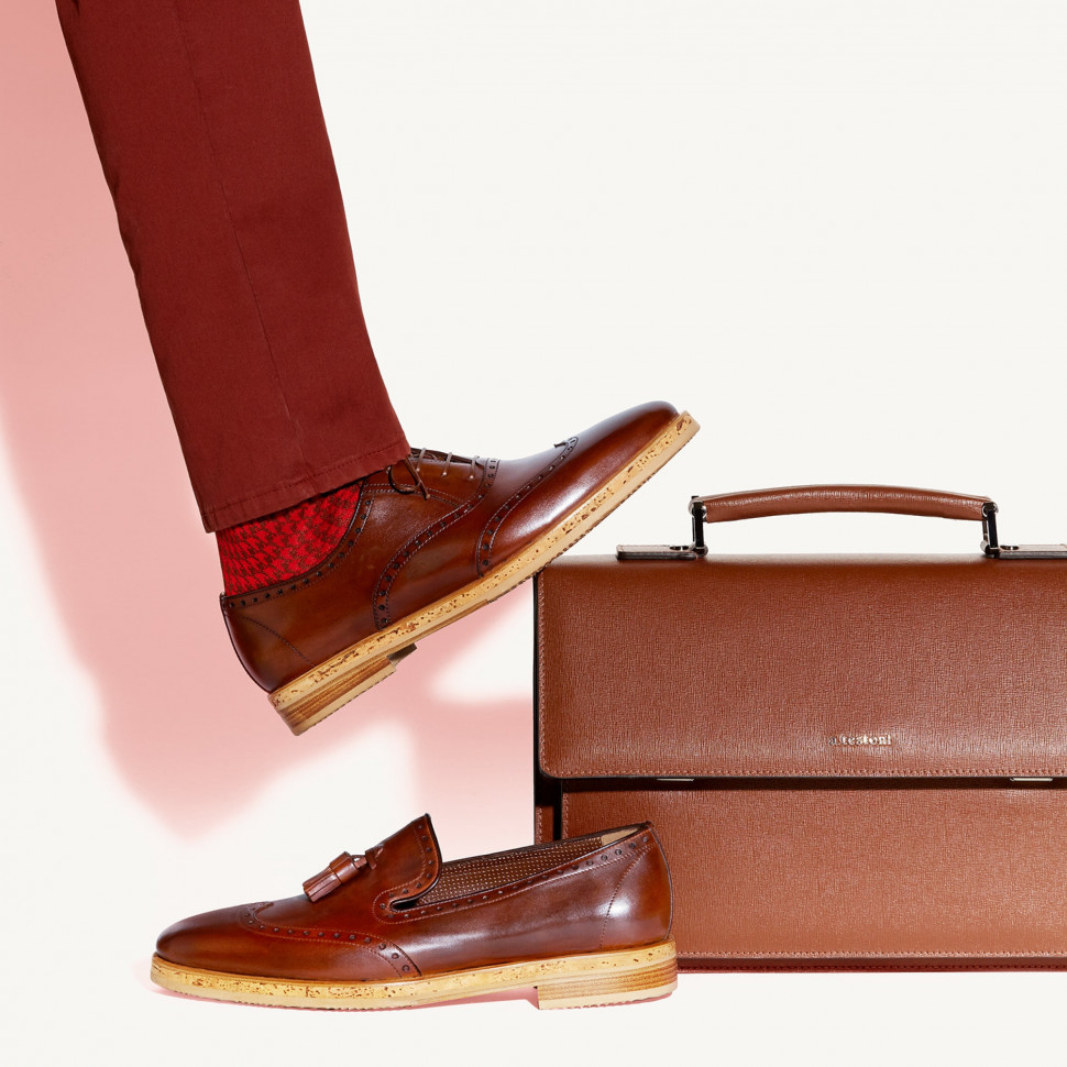  A.testoni 2019春夏的休閒星期五装扮运用软木打造牛津鞋、孟克鞋等鞋底摆脱框架的正式商务风格