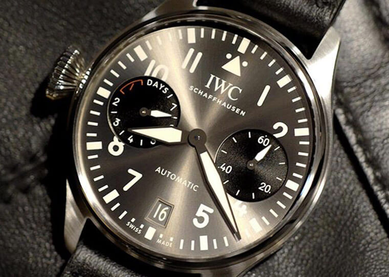 IWC大飞新增左冠表 以后戴右手不会卡卡了