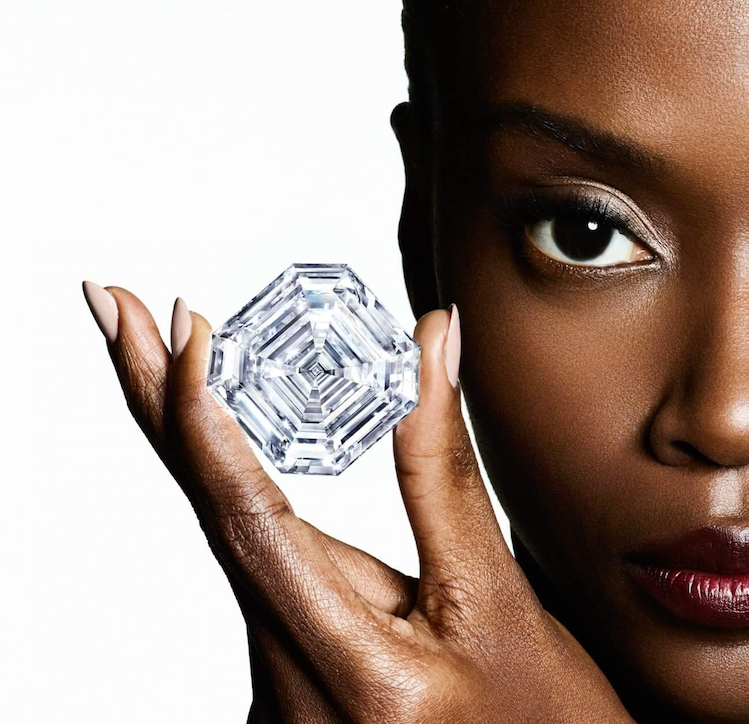 着名钻石珠宝商格拉夫切割出302.37克拉世界最大祖母绿切割钻石