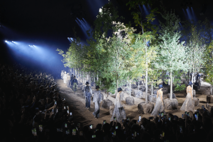 DIOR携手Coloco设计2020春夏时装系列秀场 在蓊鬱的自然植栽中展演89套全新服饰与配件