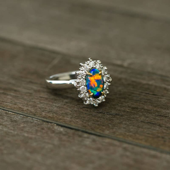 卡地亚、TIFFANY等珠宝品牌都爱用的黑欧泊(Opal)价值经然更甚钻石!