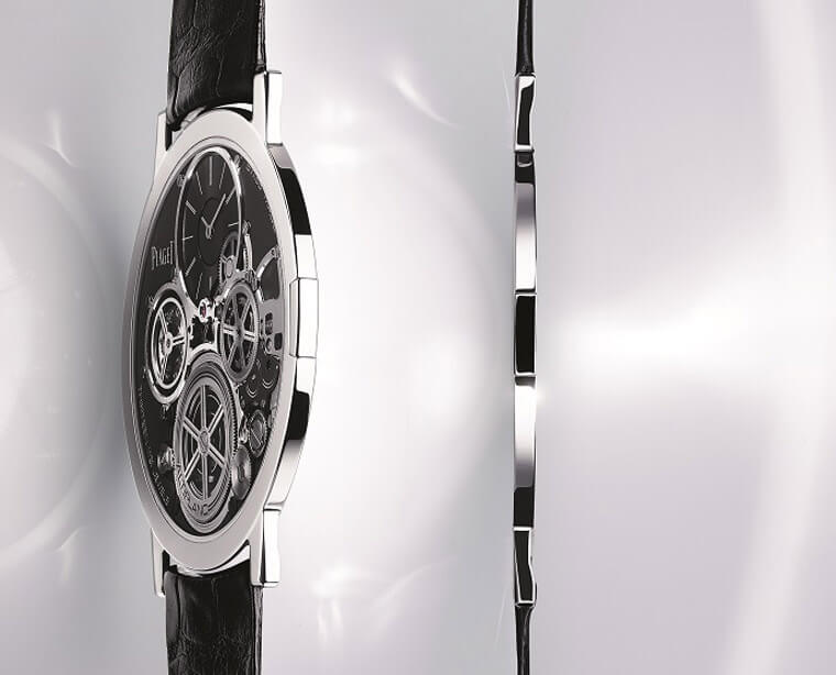 跟兩張信用卡疊起來差不多厚! 伯爵Altiplano展現出最薄手上鍊手錶的巔峰境界