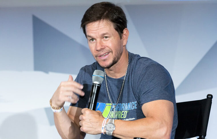 《变形金刚》马克华伯格行情好  平日最爱金鹰满天星