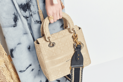 DIOR全新Lady D-Lite系列以刺繡處理工法製作呼應品牌高級訂製工藝精神