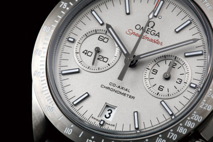 灰陶瓷錶殼讓超霸登月錶展現比不鏽鋼更耐刮的保護效果