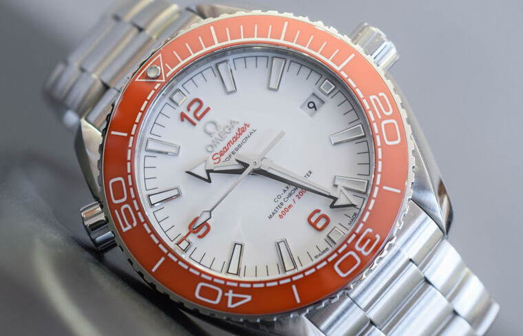 歐米茄橘海馬把錶圈升級成陶瓷材質 抗刮耐磨效果跟著提升