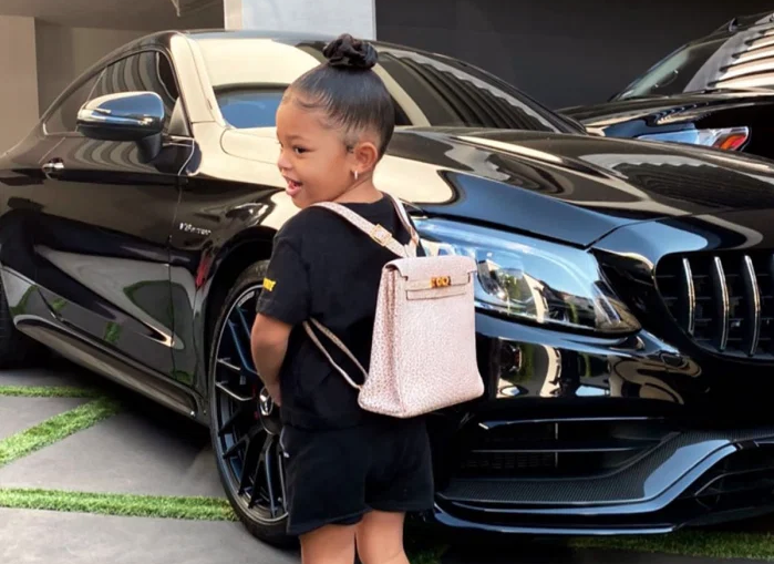 名媛為了女兒要上學，特別準備一個愛馬仕凱莉包當書包