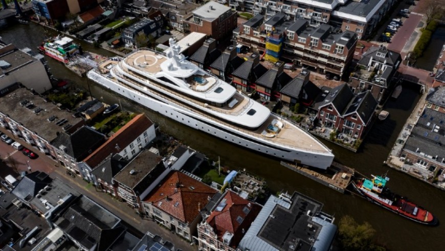 世界最大遊艇交付之旅  行走狹小運河幾乎與船同寬