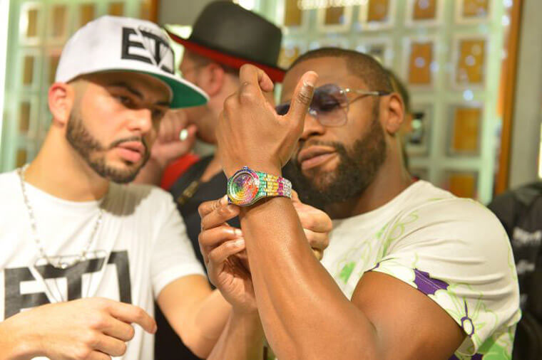 炫富拳王梅威瑟刚入手超特别的皇家橡树彩虹圈订制表