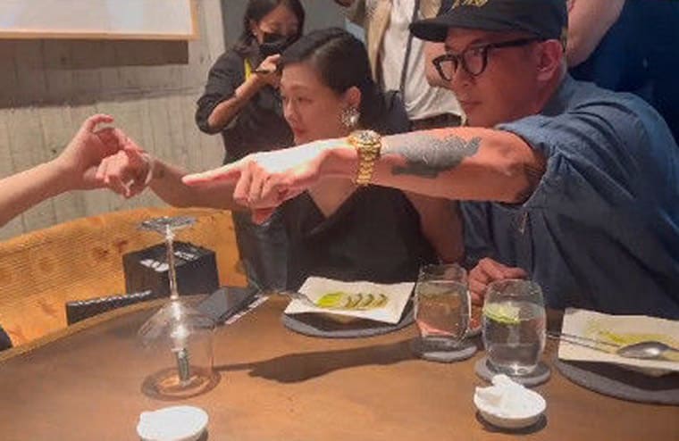 具俊曄、大S、周杰伦和JJ一起吃饭看魔术表演  「国民姊夫」不经意露出手上热门表