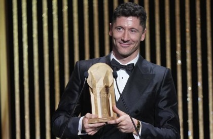 足球巨星萊萬多夫斯基Lewandowski領金球獎戴一支意想不到的錶