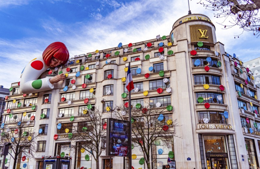 比南瓜更疯狂 草间弥生彩色圆点爬上巴黎LV旗舰店