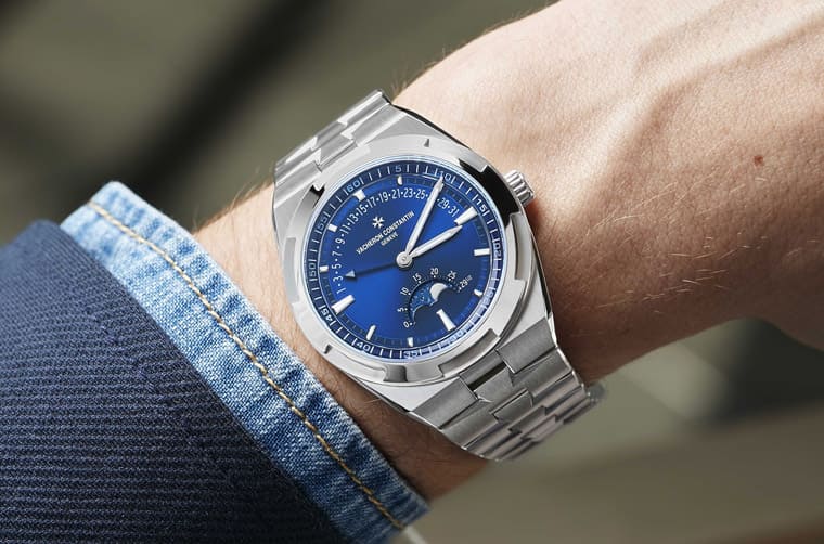 江詩丹頓Overseas系列2023年首度導入逆跳功能