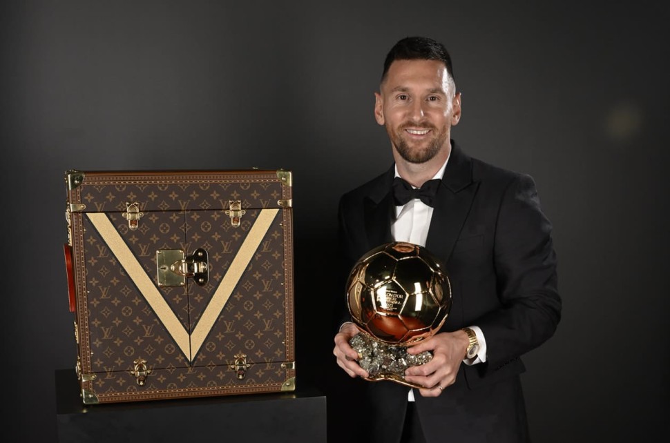 Messi梅西8夺金球奖 手上戴年度话题金表和路易威登硬箱奖杯辉映