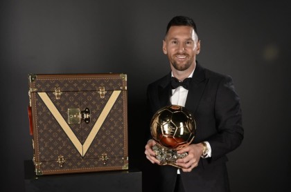 Messi梅西8奪金球獎 手上戴年度話題金錶和路易威登硬箱獎盃輝映