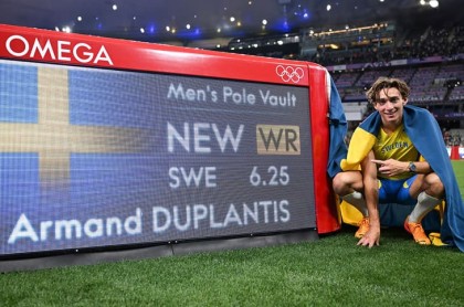 瑞典撐竿跳新星得金牌又破世界紀錄 最新聯名錶直接戴去比賽