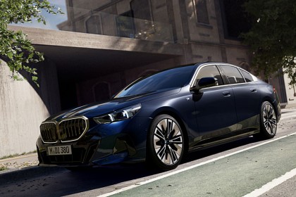 第八代房車燃油旗艦BMW 530i M Sport 標配B&W頂級音響、電動後擋窗簾339萬