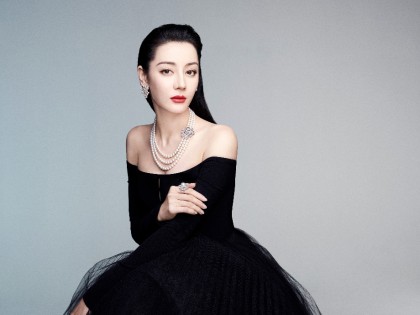 迪丽热巴演绎Mikimoto全新顶级珠宝作品 展现新时代女性的自信之美