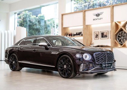 宾利4门轿跑新天王 Bentley Flying Spur型塑层峰优雅超跑