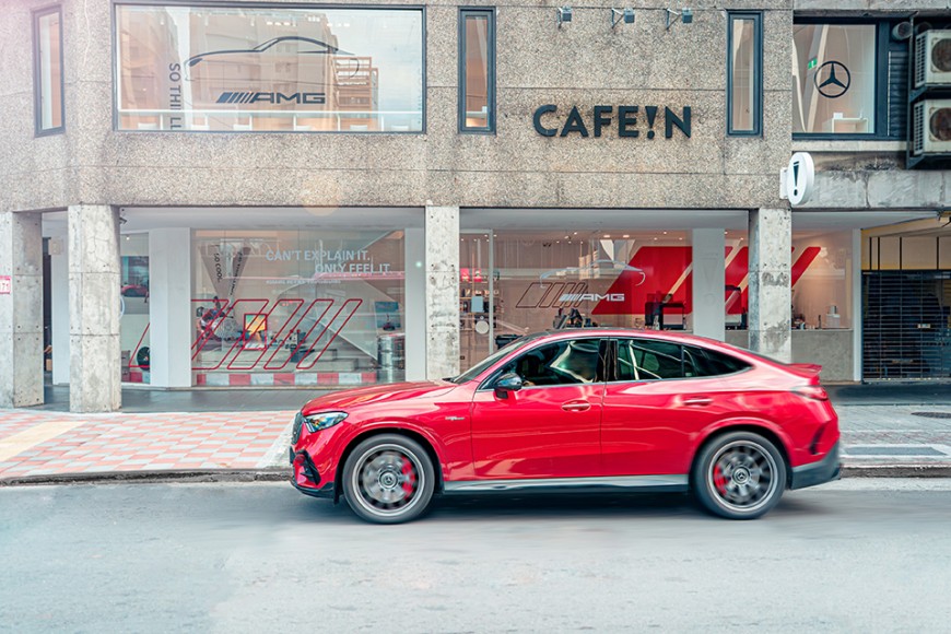 賓士性能猛獸Mercedes-AMG x 硬咖啡CAFE!N 期間聯名「最速燒胎咖啡」精神瞬間點火