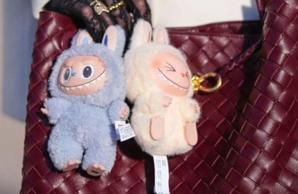 丑萌也能很高级? Labubu 为何成为精品市场的流量密码