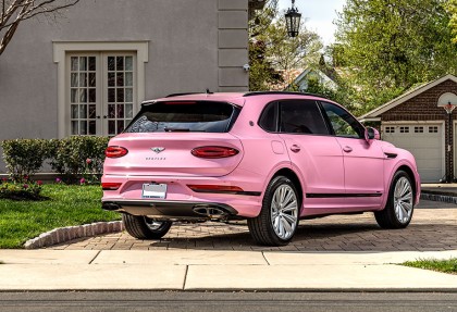 独创最新车色亮相 Bentley Bentayga EWB Azure 宾利Mulliner特制糖果粉红长轴版