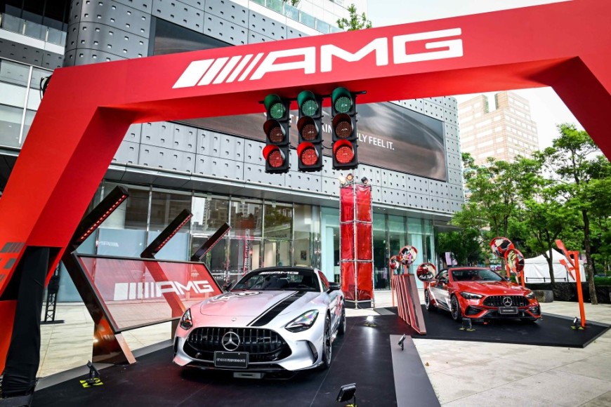賓士攜手《F1電影》奔馳激情終點 「Mercedes-AMG 極速幻境」特展限期啟程