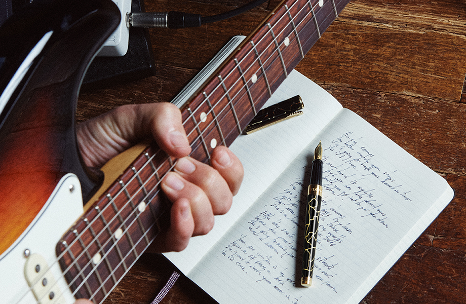 S.T. Dupont × Fender聯名系列 用打火機與鋼筆寫下音樂史詩
