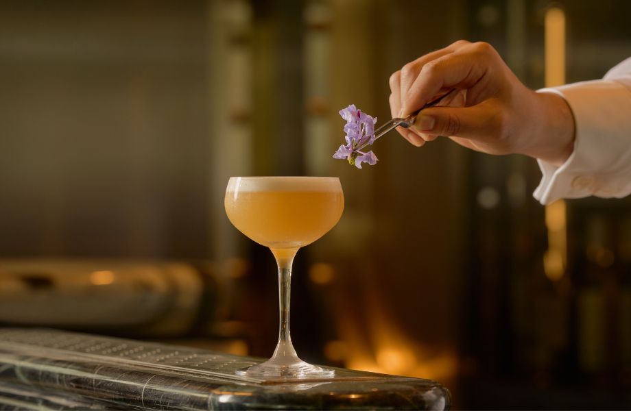 独栋三层酒吧成台北新地标!嘉佩乐酒店「The Glasshouse」为夜晚注入微醺浪漫