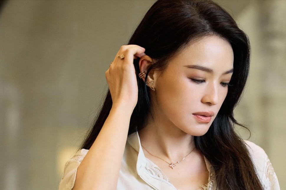 「最佳導演」舒淇佩戴LV戒指、耳夾、項鍊 展現從從容容游刃有餘光彩