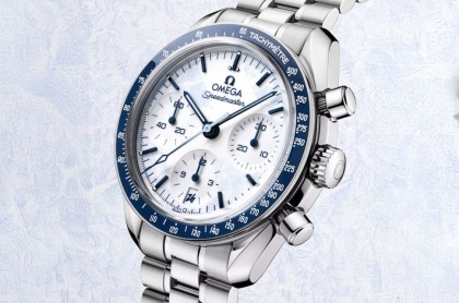 歐米茄超霸被冰封了！藍白「霜面冬奧限定款」細節爆炸 連滑雪坡道紋路都刻進面盤裡