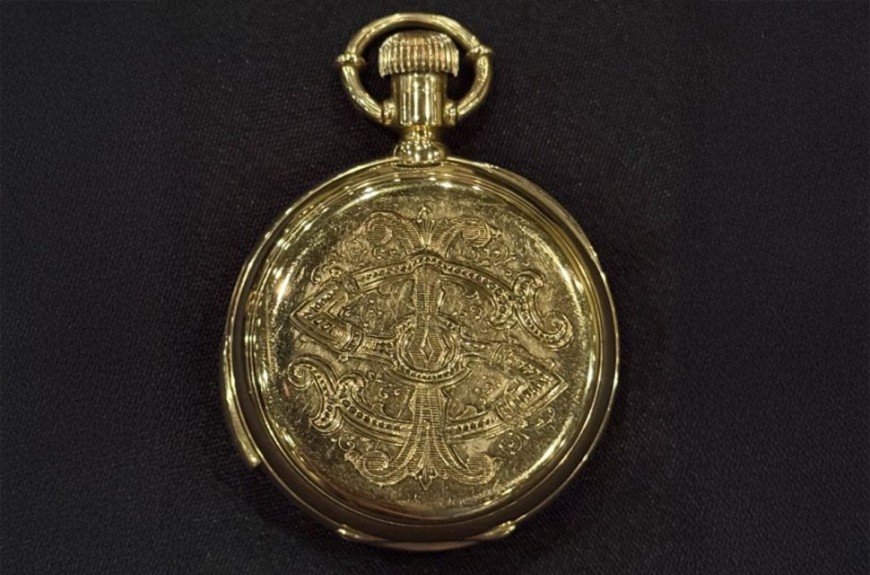 「我不离开你！」铁达尼号上最感人的选择：让百货大亨黄金怀表卖出史上最高价的坚定深情