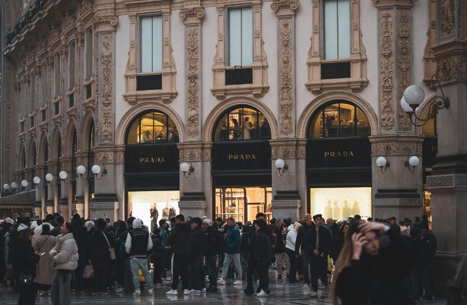 Prada以12.5亿美元收购Versace！Miu Miu崛起后，集团第三支王牌能否带动义大利精品新布局？