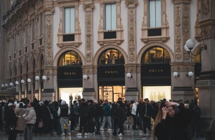 Prada以12.5億美元收購Versace！Miu Miu崛起後，集團第三支王牌能否帶動義大利精品新佈局？