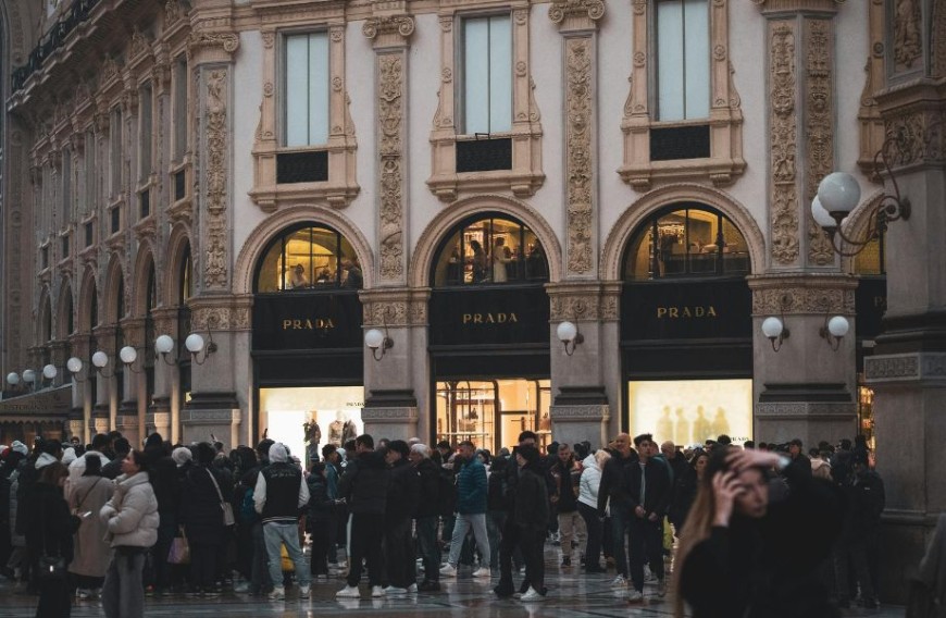 Prada以12.5億歐元收購Versace！Miu Miu崛起後，集團第三支王牌能否帶動義大利精品新佈局？