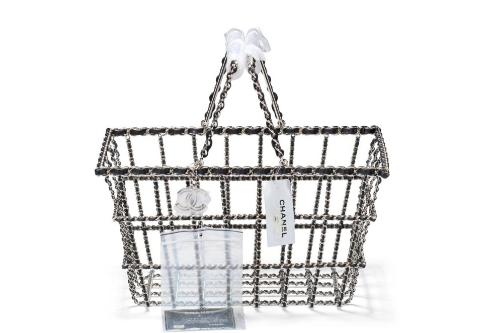 世界最貴購物籃！Karl Lagerfeld設計「Chanel 秀場包」創下香奈兒拍賣紀錄