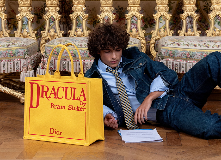 把名著背上身！Dior 2026春夏「Book Tote托特包」演繹文學浪漫氣質