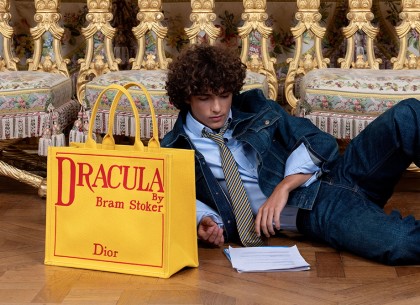 把名着背上身！Dior 2026春夏「Book Tote托特包」演绎文学浪漫气质