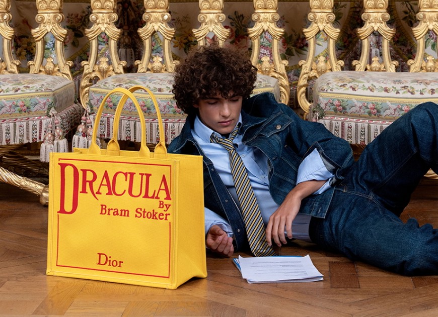 把名着背上身！Dior 2026春夏「Book Tote托特包」演绎文学浪漫气质
