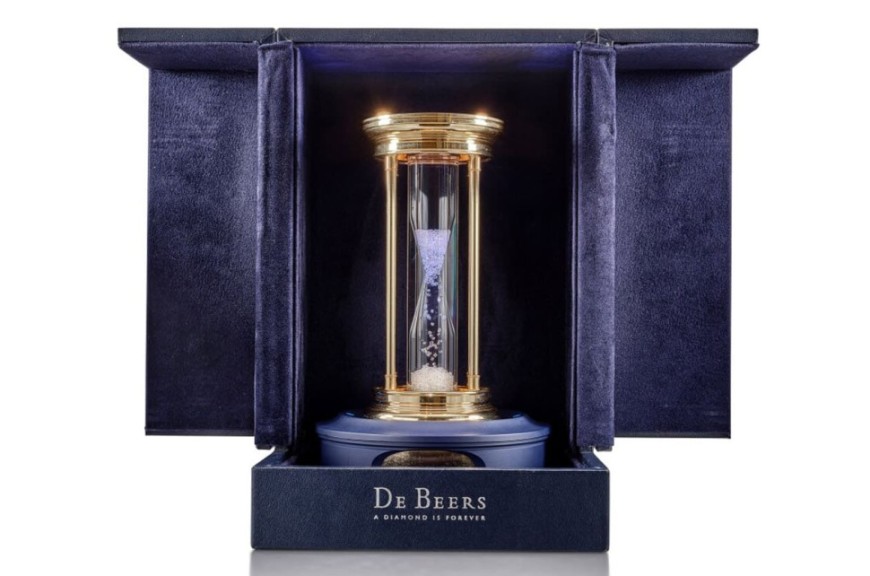 桌上的微型流星雨：De Beers 36克拉「漂浮钻石」沙漏，看着原钻缓缓落下奢华又疗癒