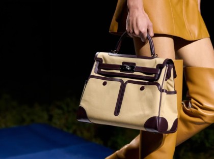 愛馬仕讓凱莉包穿上雨衣！Hermès「附贈防雨套」變成2026最時髦設計