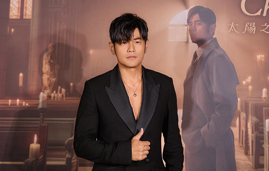 化身藝術偵探！《太陽之子》周杰倫演繹Dior 2026 秋季男裝、Étoile des Vents項鍊與藝術時空華麗共振