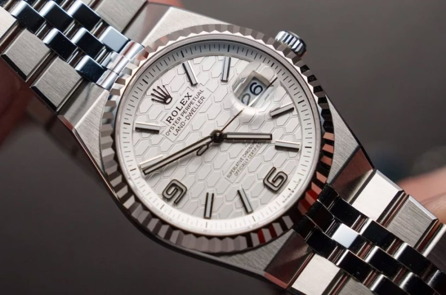 打破傳統勞皇框架！Land-Dweller一體式鍊帶結合科技蜂巢面盤，完美平衡運動與正裝